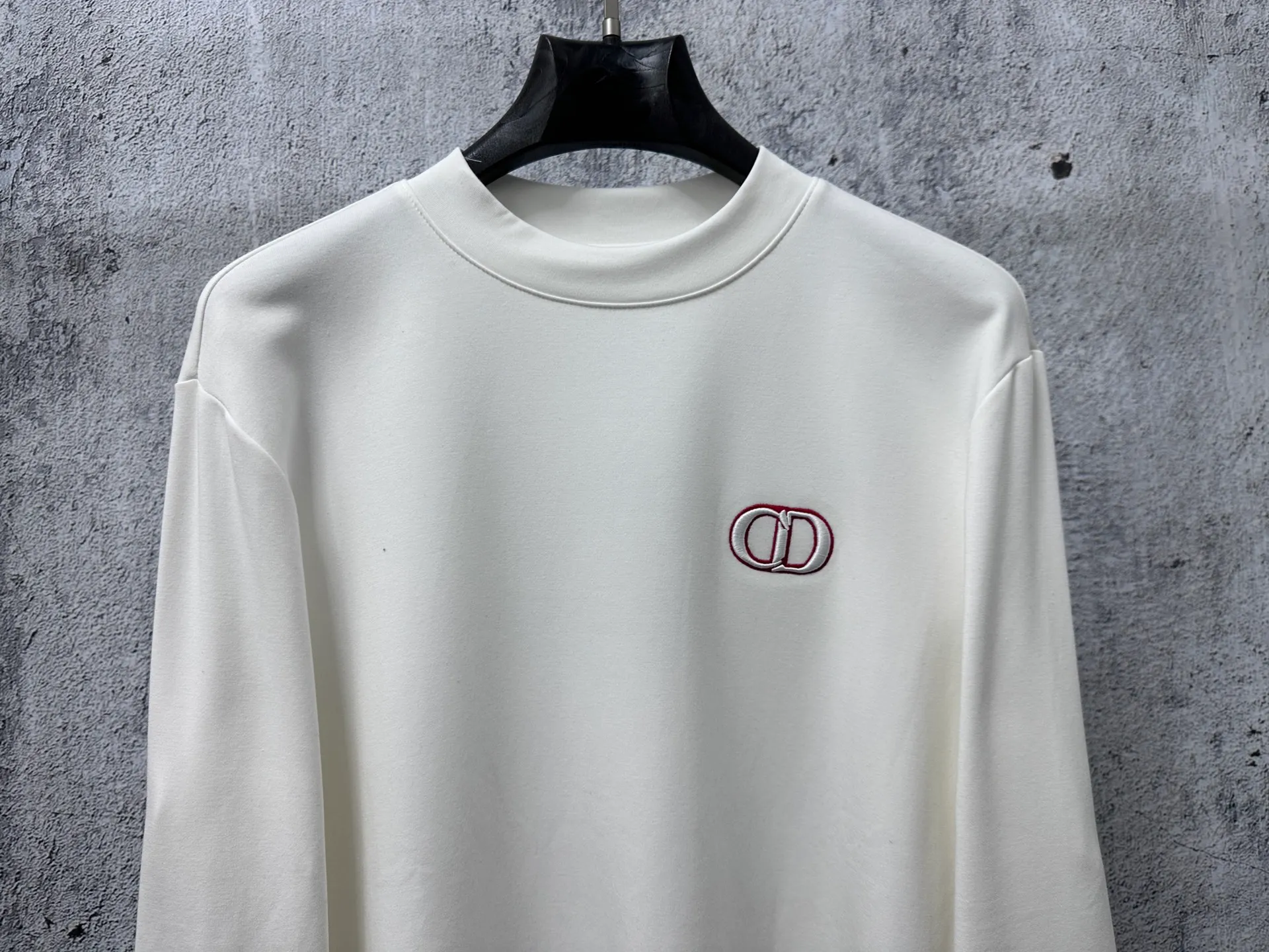 P290 【Dior】Dior half turtleneck embroidered logo plus velvet long-sleeved bottoming shirt with logo pattern embroidery design! The imported high-density double-sided stretch cotton fabric is not stiff and has a rich three-dimensional feel overall. It is a quality export order that meets the simple needs of commuters for dressing. The upper body effect is very good. It is not picky about body shapes and is the same for men and women. Size: S-2XL
